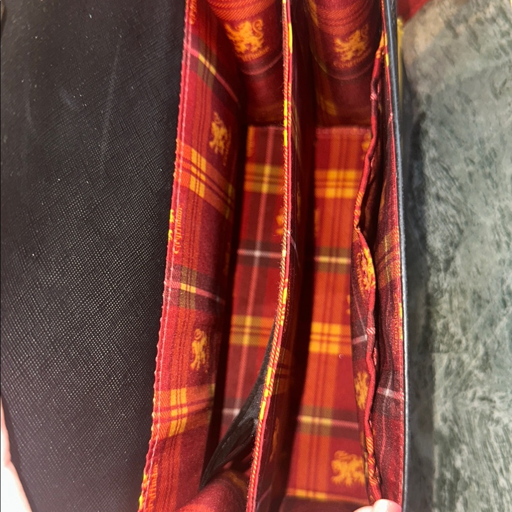 NWOT LOUNGEFLY Gryffindor Crossbody Bag - Picture 3 of 4